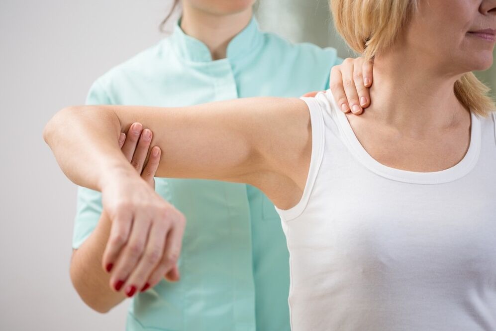 معاینه توسط پزشک مبتلا به استئوکندروز دهانه رحم